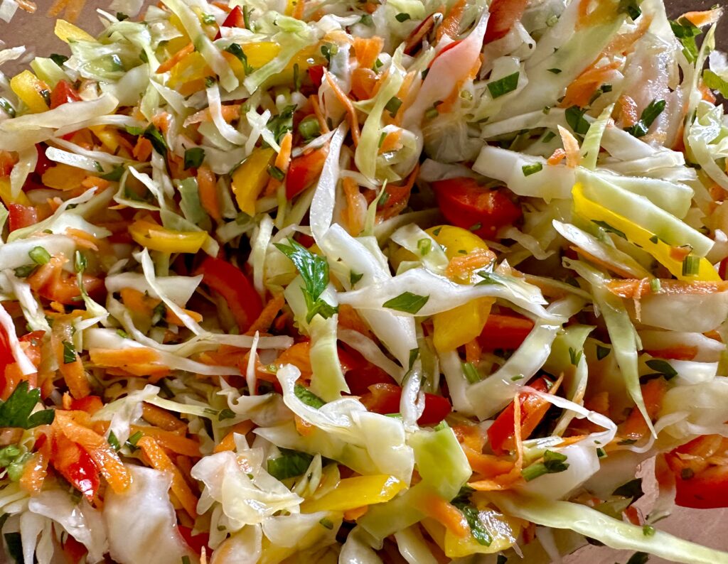 Pyszna surówka z białej kapusty