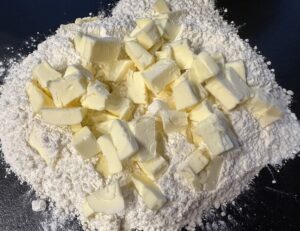Mąka i zimne masło przygotowane do zagniecenia ciasta