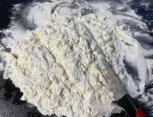 Siekane masło z mąką nożem