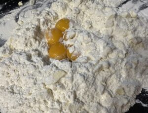 Dodawanie żółtek do ciasta