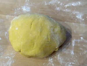 Ciasto owinięte folią schładzane w lodówce