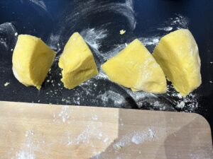 Podział ciasta na cztery części