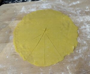 Rozwałkowane ciasto podzielone na trójkąty