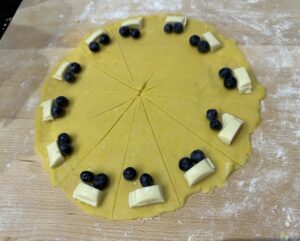 Czekolada i borówki na cieście przed zawijaniem