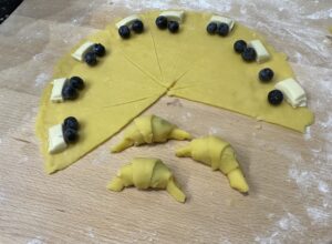 Zawijanie ciasta w kształt rogalików