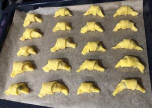 Rogaliki ułożone na blasze przed pieczeniem