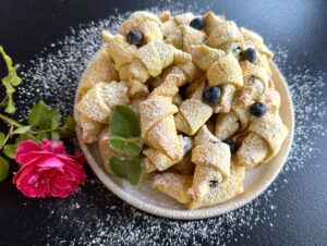 Kruche rogaliki z białą czekoladą