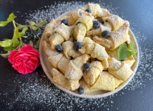 Kruche rogaliki z białą czekoladą i borówkami