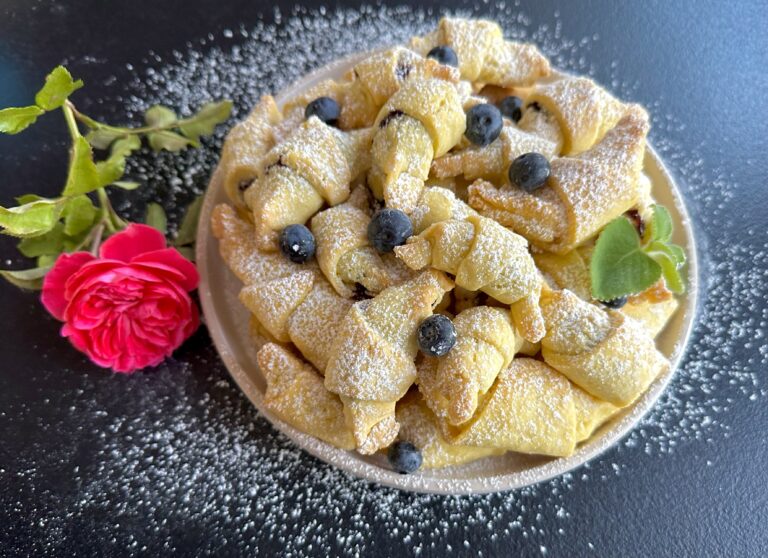 Rogaliki z białą czekoladą