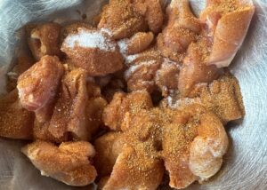 Mięso na udka po bałkańsku doprawione przyprawami i olejem