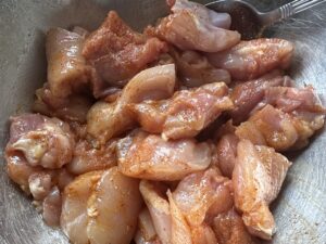 Marynowane udka w sosie przed dalszym przygotowaniem