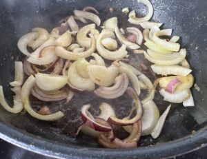 Cebula do udek w sosie bałkańskim podsmażana na patelni