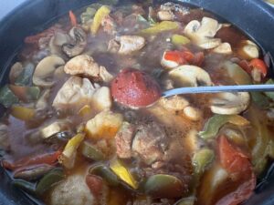 Duszone udka w sosie z dodatkiem koncentratu pomidorowego