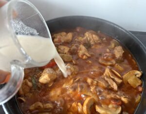 Zagęszczanie sosu do udek po bałkańsku śmietanką i mąką