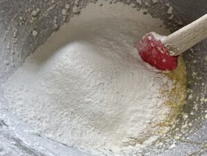 Szarlotka ze śliwkami i kruszonką - IMG 5573