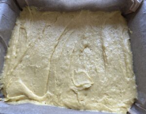 Szarlotka ze śliwkami i kruszonką - IMG 5575