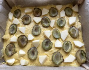 Szarlotka ze śliwkami i kruszonką - IMG 5577