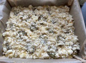 Szarlotka ze śliwkami i kruszonką - IMG 5580