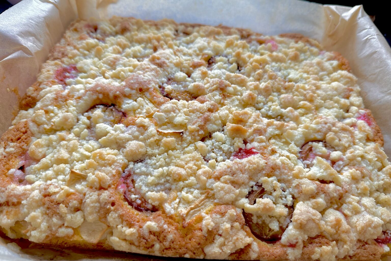 Szarlotka ze śliwkami i kruszonką - IMG 5585