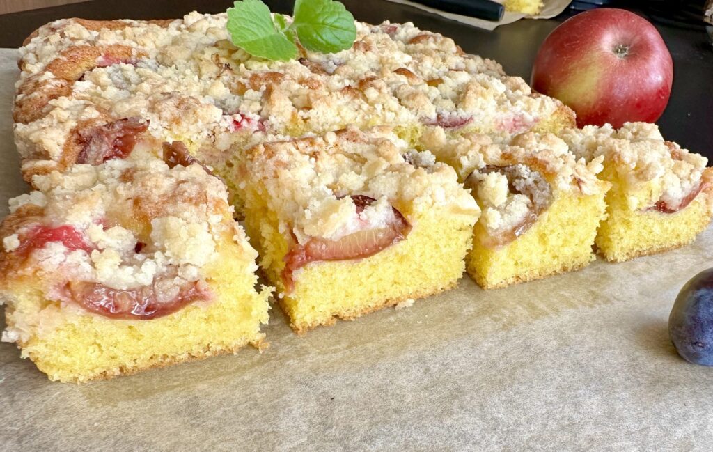 Ciasto budyniowe ze śliwką i kruszonką