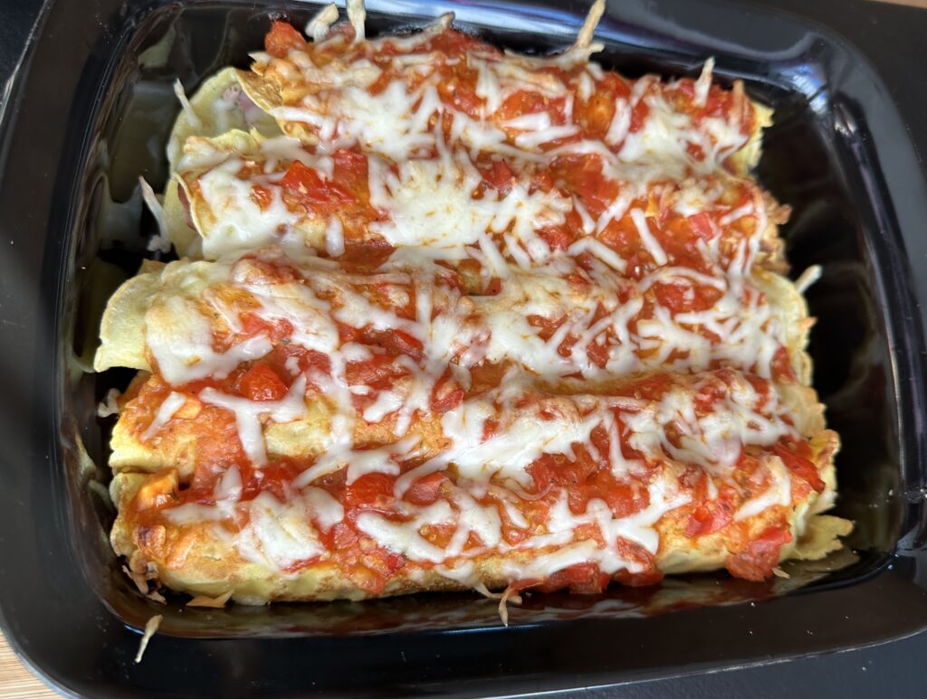 Naleśniki zapiekane z cukinią i salsą pomidorową