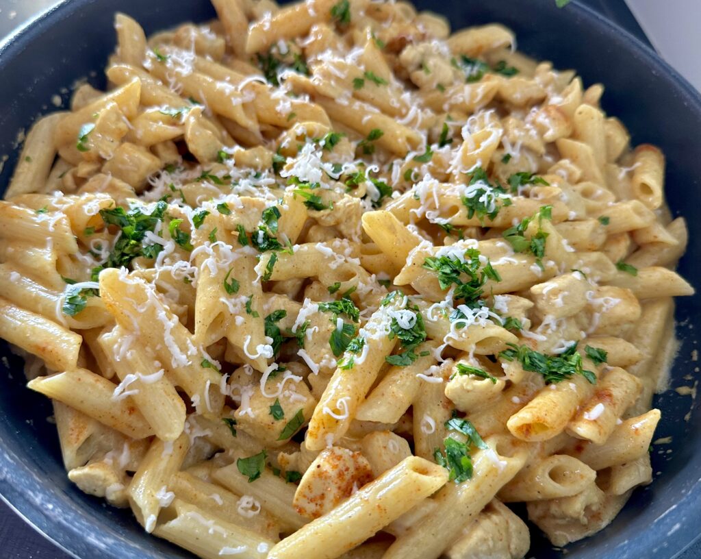 Szybki makaron z kurczakiem w sosie serowo-śmietankowym