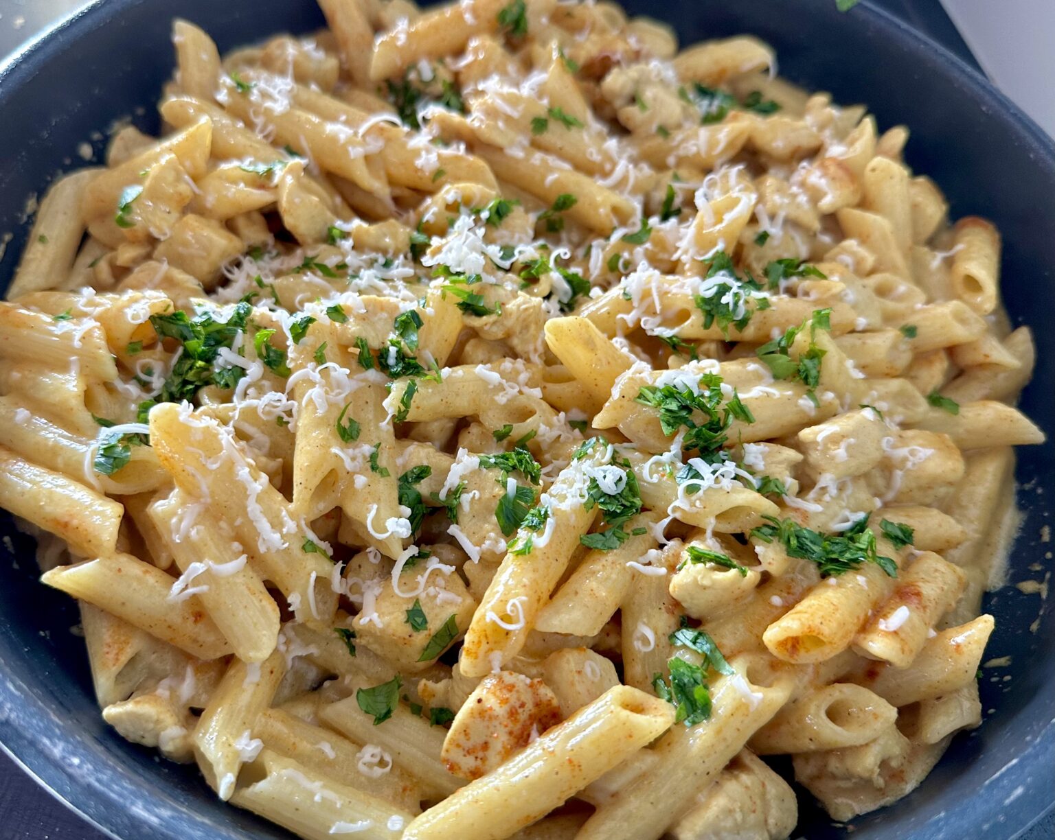 Szybki makaron z kurczakiem w sosie