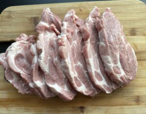 Krojenie karkówki na plastry