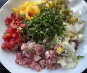 Składniki farszu do faszerowanych roladek z karkówki pokrojone w kostkę