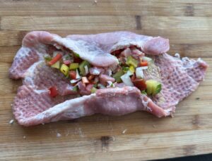 Zawijanie faszerowanych roladek z karkówki