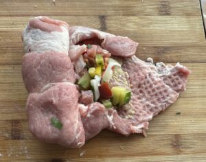 Rolowanie karkówki z farszem