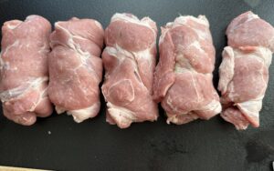 Faszerowane roladki z karkówki przygotowane do smażenia