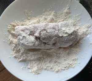 Obtaczanie roladek w mące przed smażeniem