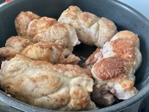 Smażenie faszerowanych roladek na patelni