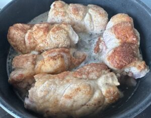 Roladki z karkówki zalane bulionem podczas duszenia