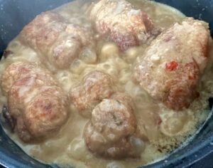 Gotowanie sosu do roladek