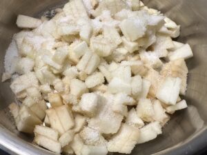 Obieramy i kroimy jabłka w kosteczkę