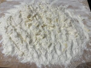 Do mąki dodajemy masło