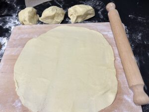 Rozwałkowane ciasto na rogale z jabłkami