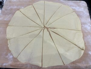 Ciasto podzielone na 12 trójkątów