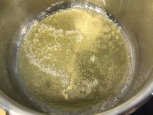 Roztopione masło w garnku