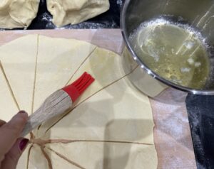 Smarujemy ciasto masłem