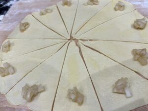 Układamy nadzienie z jabłek na cieście na rogale