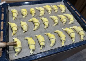 Gotowe rogaliki półfrancuskie z jabłkami szykujemy do pieczenia