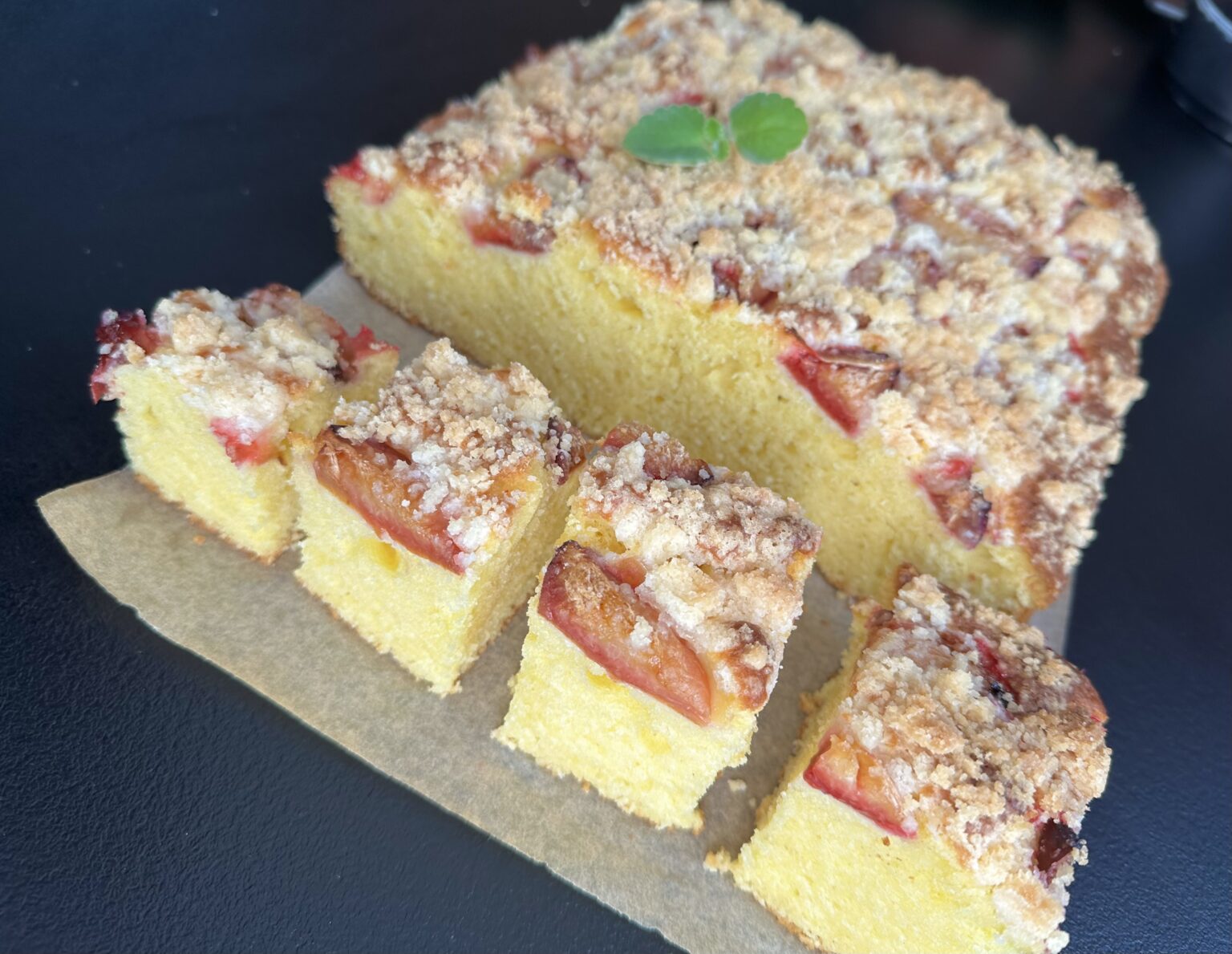 Jogurtowiec ze śliwką i kruszonką - IMG 6130