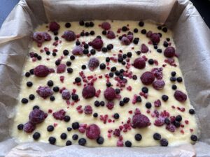 Maślankowiec z mrożonymi owocami - IMG 6464