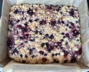 Maślankowiec z mrożonymi owocami - IMG 6470