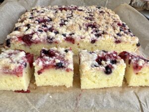 Maślankowiec z mrożonymi owocami - IMG 6478