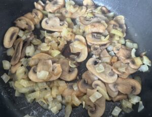 Pieczarki smażone do sosu
