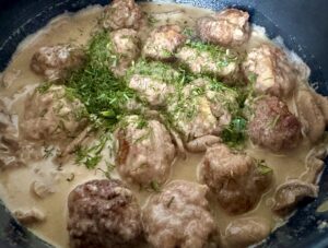 Klopsiki szwedzkie w sosie pieczarkowo koperkowym